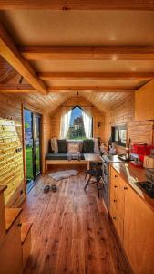 a kitchen with a large window in a log cabin at Tiny House nähe Millstättersee mit Hot Tub in Oberkolbnitz