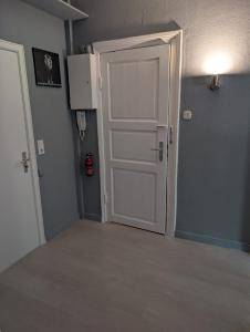 an empty room with a white door and a lamp at FördeNest in Flensburg +4 photos