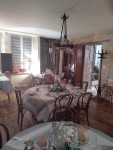 a dining room with a table and chairs at Le Piano in Biesles
