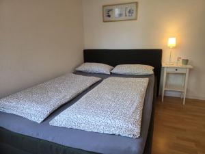 a bed with two pillows on it in a bedroom at Ferienwohnung am Kurwald, Nähe Kliniken, 88qm, Parkplatz in Bad Lippspringe