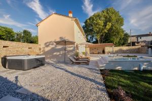a backyard with a pool and a house at Villa de Pucci in Žminj