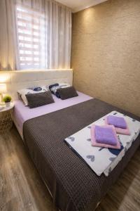 a bedroom with a large bed with towels on it at New Moment in Žarkovo