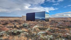 a mirrorolithicolithicolithicolithicolithicolithicolithicolithicolithicolithic house in a field at Mystic Light Lodge in Búðardalur