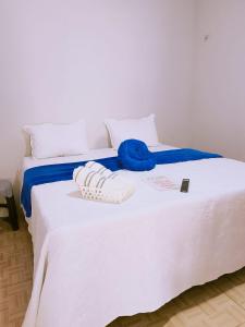 a white bed with two towels on top of it at Bom Viver Pousada-Viçosa do Ceará -CE in Viçosa do Ceará