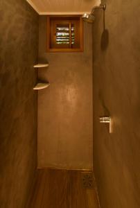a room with a hallway with a window and a wooden floor at Pousada Windjeri in Jericoacoara +149 photos