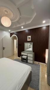 a bedroom with a bed and a desk in it at نسمة كيان للشقق المخدومة Nasma Kayan Serviced Apartments in Jeddah