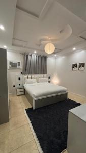 a bedroom with a large bed in a room at نسمة كيان للشقق المخدومة Nasma Kayan Serviced Apartments in Jeddah