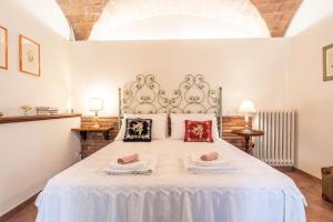 a bedroom with a bed with two towels on it at Le ginestre 10 in Murlo