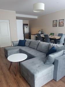 a living room with a couch and a table at Morski Klimat in Jastrzębia Góra