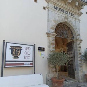 a sign on the side of a building at Nonna Rosa's Apartment in Pisticci