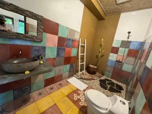 a bathroom with a sink and a toilet at Kanda Homestay in Sidemen