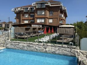 a hotel with a swimming pool in front of a building at Hotel Gala in Noja