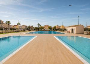 a large swimming pool with two swimming pools at Villa Richmond in Gran Alacant