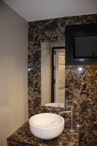 清迈清迈旅馆的浴室里有洗手池和镜子