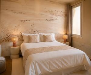 a bedroom with a large white bed with two lamps at Appartement Collection Sea View in Saint-Valéry-sur-Somme