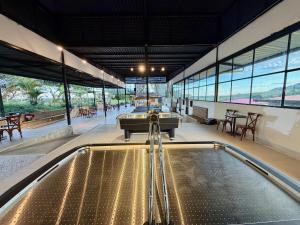 a bowling alley with a pool table in a building at Estadero Bello Horizonte in Florencia