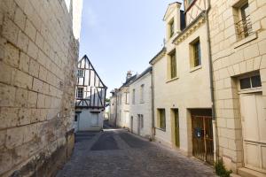 an empty alley in a city with buildings at Chez Marcel et Louise in Chinon