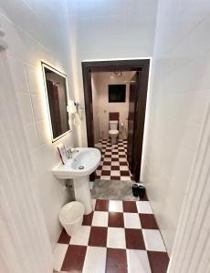 a bathroom with a sink and a toilet at نسمة كيان للشقق المخدومة Nasma Kayan Serviced Apartments in Jeddah