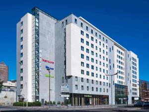 a large white building on a city street at Ibis Budget Lyon Centre - Gare Part Dieu in Lyon