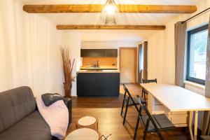 a living room with a couch and a table at Bramberg Hideaway mit großer Terrasse in Größing