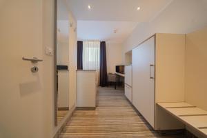 a corridor of a hotel room with a hallway at Juno Hotel Bremen City in Bremen