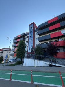 a large building on a street next to a road at YDA Apartament's in Baciu