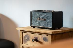 a small radio sitting on top of a wooden table at Bramberg Hideaway mit großer Terrasse in Größing