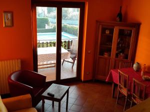 a living room with an open door to a balcony at Morgan's oasis in San Felice del Benaco