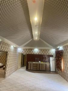 a room with a kitchen and a ceiling with tiles at منتجع اغصان الشفا in Ash Shafa