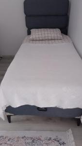 a bed in a room with a white mattress at Hamsiköy Doruk Apart in Macka