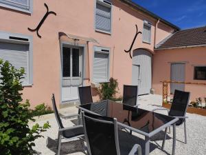 a table and chairs in front of a house at Candyland in Argançon