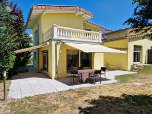 a house with a patio with a table and chairs at Villa dolce vita in Murten
