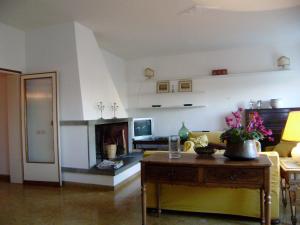 sala de estar con sofá y mesa con chimenea en Villa vista Fiesole, en Florencia