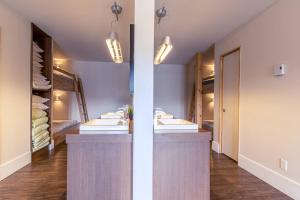 a room with a counter with a bunch of towels at Welcome to La Cabine de Charlevoix in Petite-Rivière-Saint-François +40 photos