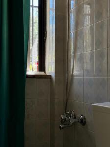 eine Dusche in einem Badezimmer mit Fenster in der Unterkunft Karfas Hideaway in Karfás