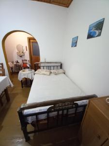 a bedroom with a large bed in a room at ΑΝΝΑ'S Πύργος - ΣΑΜΟΣ in Pýrgos