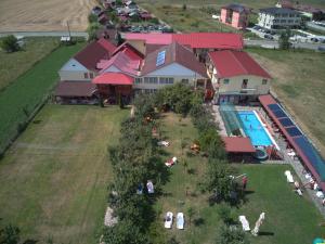 an aerial view of a house with a swimming pool at Motel Biamin in Tăşnad