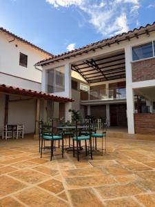 a patio with a table and chairs in front of a house at Artepolis in Barichara