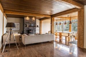 a living room with a couch and a table at Welcome to La Cabine de Charlevoix in Petite-Rivière-Saint-François