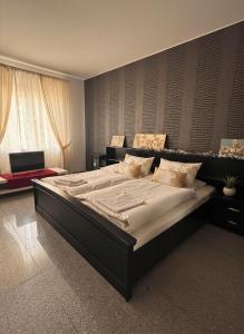 a bedroom with a large bed in a room at City Comfort Hannover in Hannover