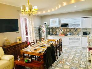 a dining room with a table and a kitchen at CASA Di ANNA 2 in Terracina