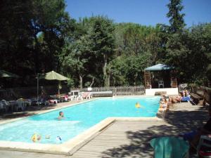 - une grande piscine avec des personnes dans l'établissement Le Mazet des Cigales, à Vers-Pont-du-Gard
