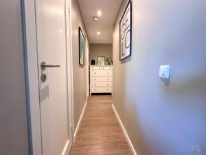 a hallway with a white door leading to a bedroom at Kikuttoppen in Hol