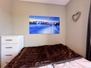 a bedroom with a bed and a picture on the wall at Kikuttoppen in Hol +2 photos