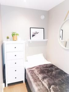a bedroom with a bed and a dresser and a mirror at Kikuttoppen in Hol