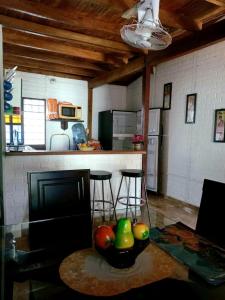 a kitchen with a bowl of fruit on a table at Cabaña Bamel in San Antero