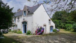 a white house with flowers in front of it at Ti Bleunv-nevez in Moëlan-sur-Mer