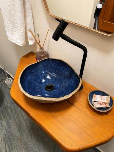 a blue sink sitting on top of a wooden table at Pousada Narval Buzios in Búzios +2 photos