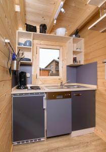 eine Küche in einem winzigen Haus in der Unterkunft Chalets am National Park Eifel in Schleiden
