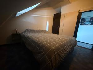 a bedroom with a bed and a window at Vakantiehuis It Loazjemint in Oostermeer